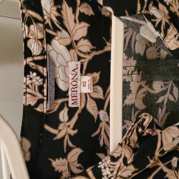 5/$40 MERONA FLOWER BLOUSE SIZE XS - Picture 2 of 3